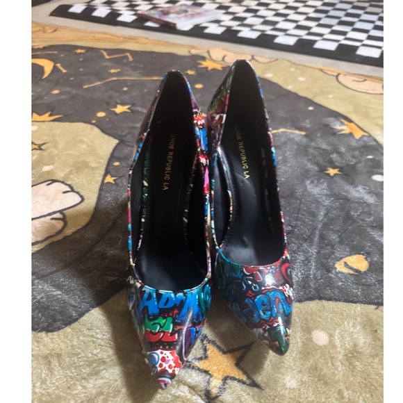 Shoe Republic LA Colorful Graffiti Print Pointed Toe Stiletto Heels - Picture 1 of 5